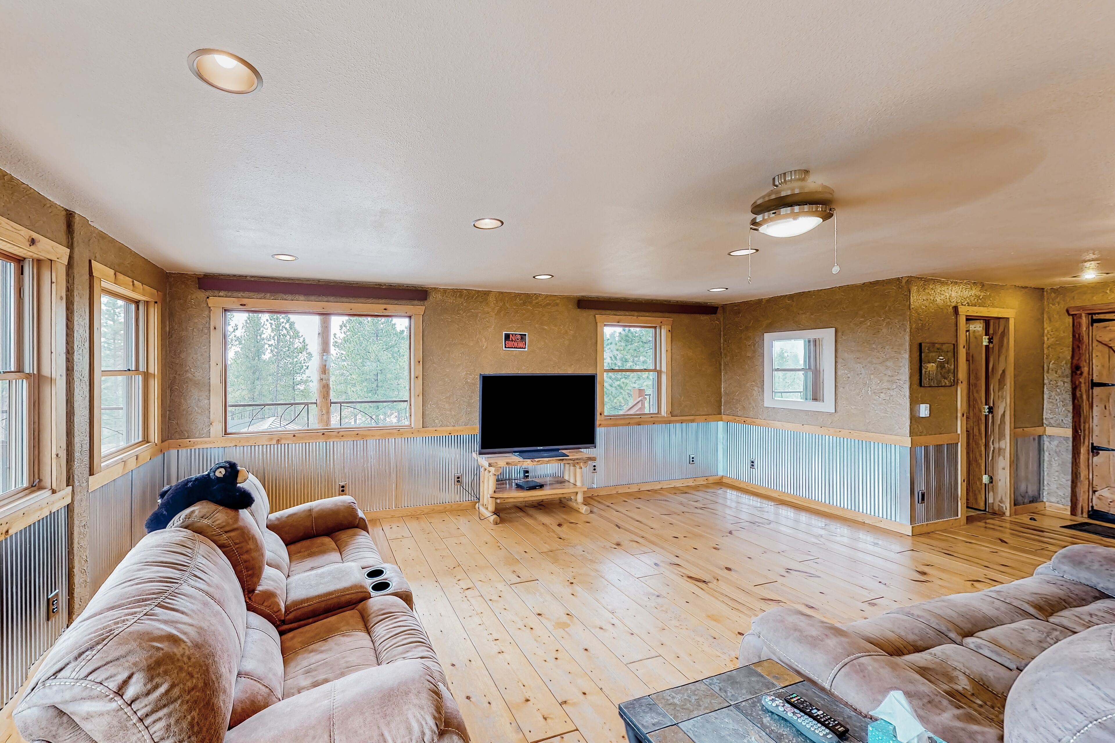 Custom pine cabin with Black Hills views, wraparound deck, & W/D