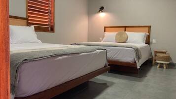 Family Room | Desk, laptop workspace, free WiFi, bed sheets