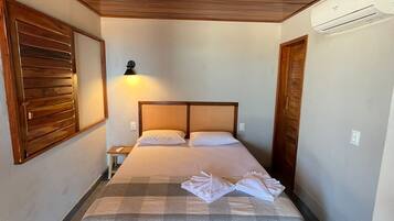 1 quarto, escrivaninha, espaço de trabalho para notebook