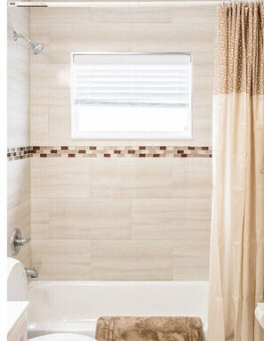 Shower, hair dryer, towels, soap - Renovated 3BR Home in Seffner (seffner)