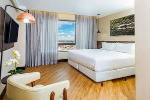 Ropa de cama hipoalergénica, colchones con pillow-top y minibar