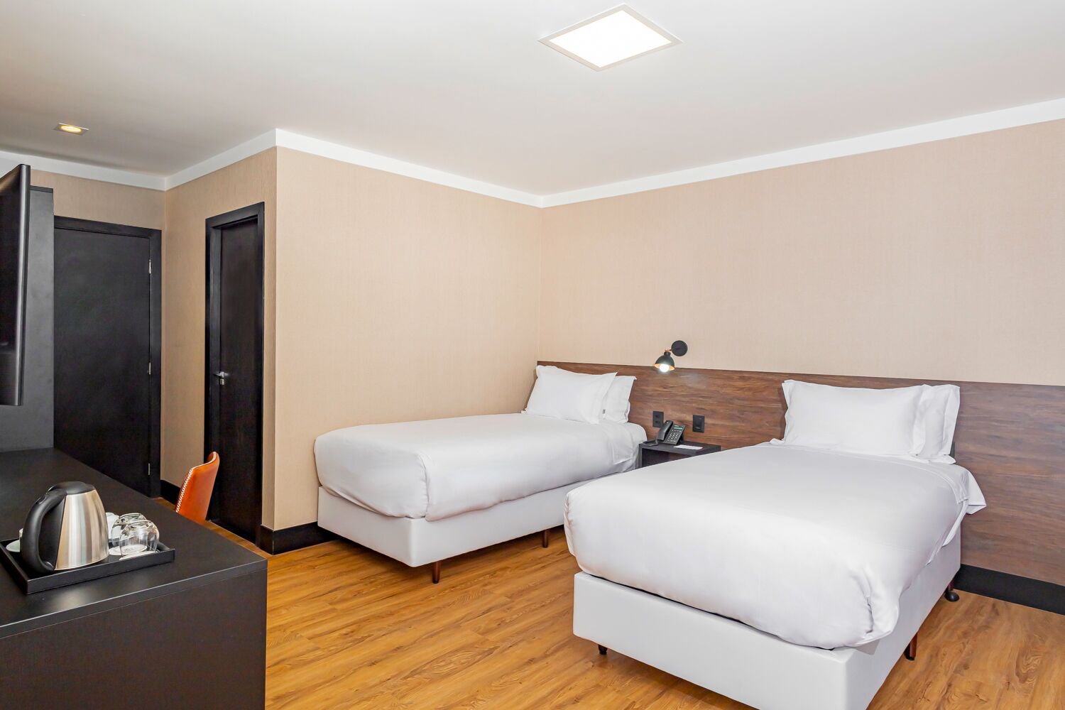 Ropa de cama hipoalergénica, camas con pillow-top y minibar 