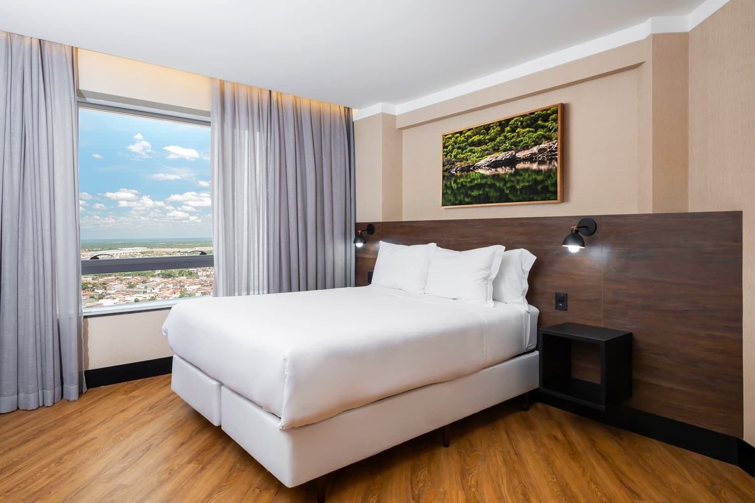 Ropa de cama hipoalergénica, camas con pillow-top y minibar 