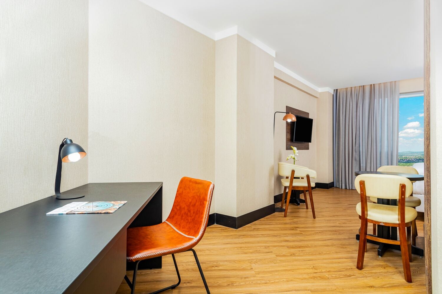 Quarto casal júnior | Roupas de cama antialérgicas, camas com colchões pillow-top, frigobar