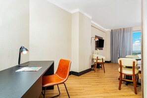 Habitación doble junior | Ropa de cama hipoalergénica, camas con pillow-top y minibar 