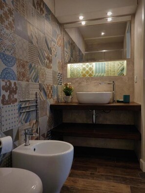 Dutxa, articles de tocador gratuïts, assecador de cabells i barnussos 