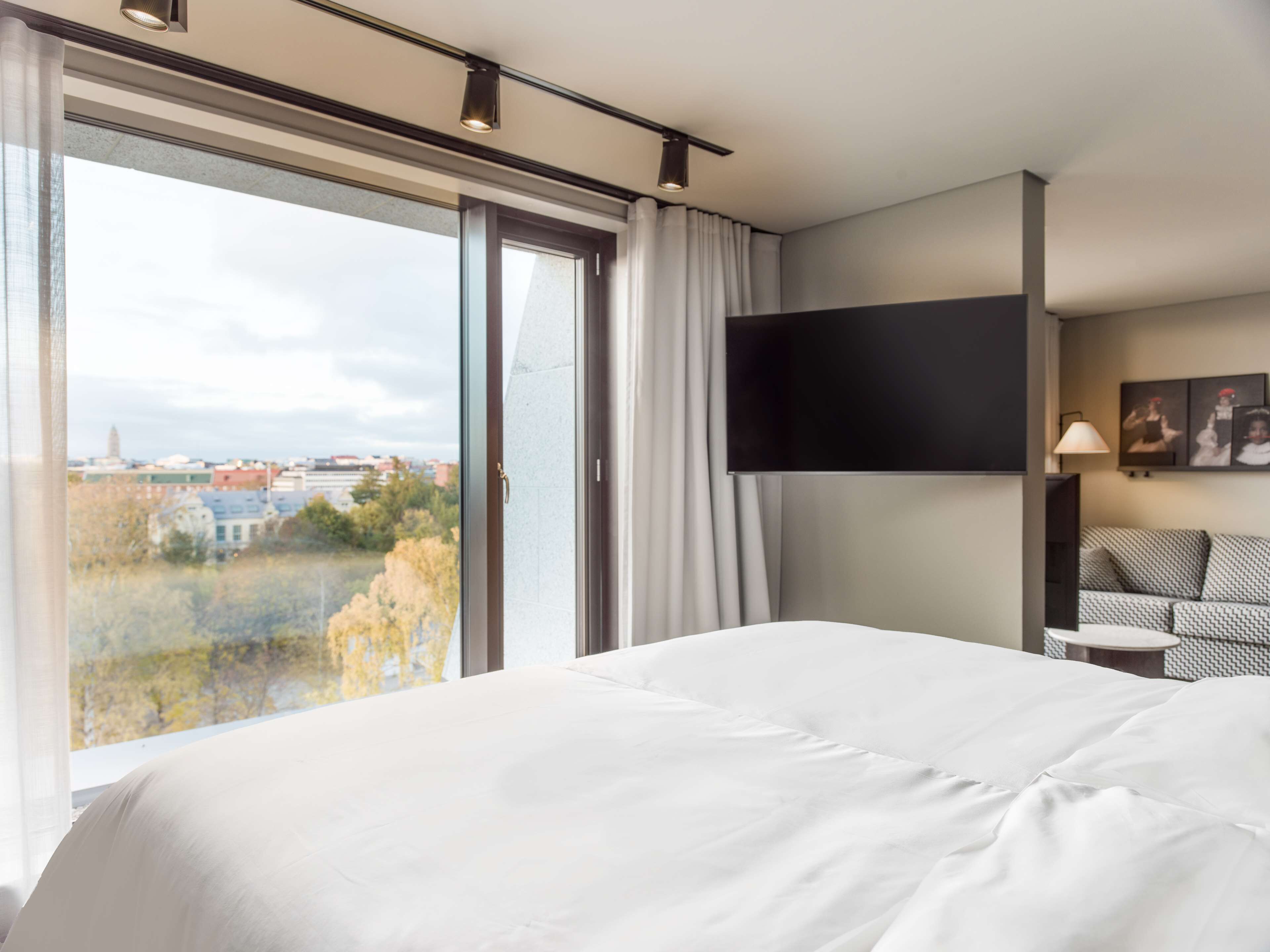 Premium Room | Minibar, in-room safe, desk, laptop workspace