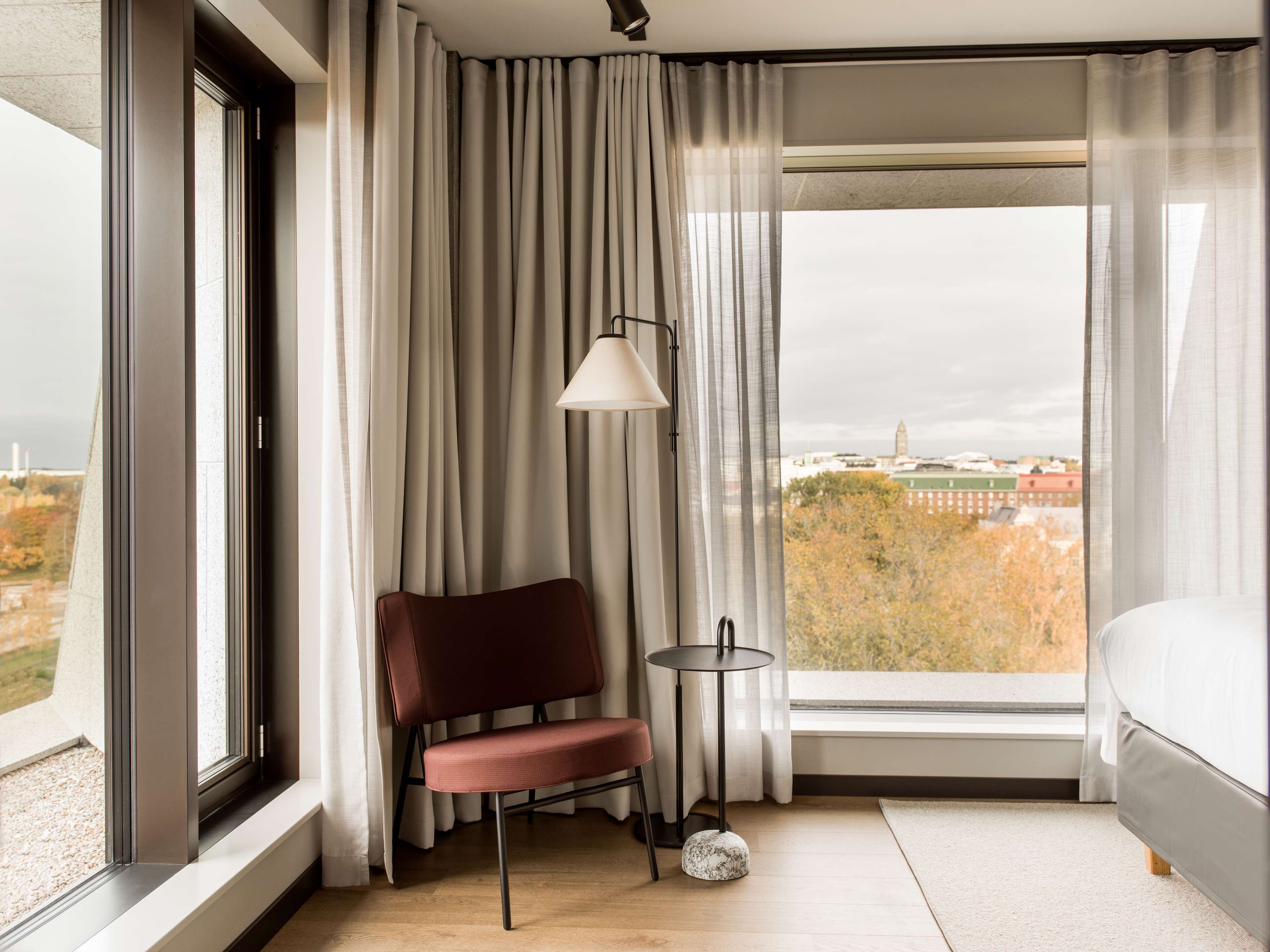 Superior-rum | Minibar, värdeförvaringsskåp på rummet och skrivbord