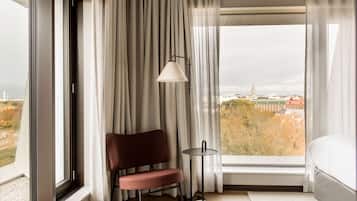 Superior-rum | Minibar, vÀrdeförvaringsskÄp pÄ rummet och skrivbord