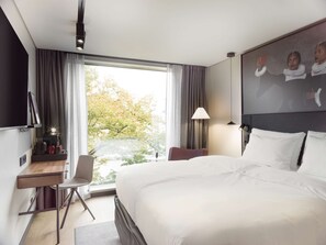 Standard Room | 1 bedroom, minibar, in-room safe, desk