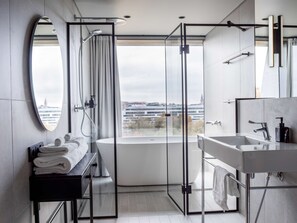 Suite, 1 chambre | Salle de bain | Articles de toilette gratuits, sèche-cheveux, bidet, serviettes fournies