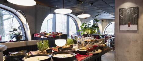 Un buffet proposant une variété de plats, avec une grande fenêtre en arrière-plan.