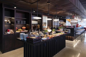 Breakfast area - Radisson RED Helsinki (Helsinki)