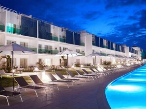 3 piscines extérieures