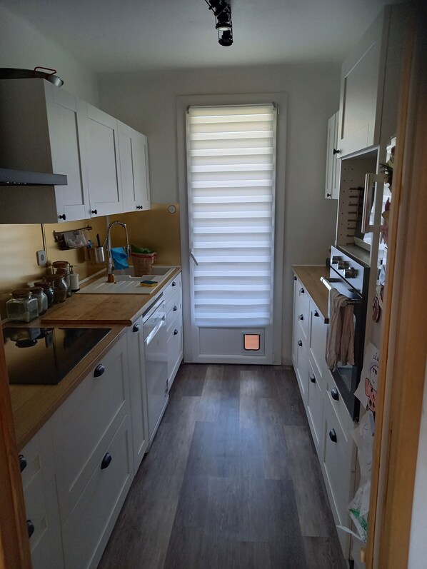 ثلاجة، ميكروويف، فرن، موقد طهي مسطح