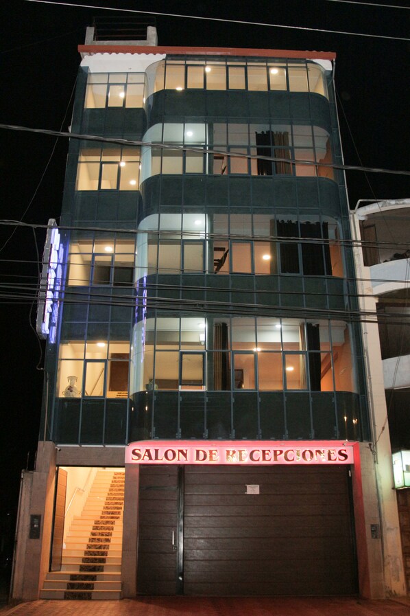 A multi-story building with a sign reading "SALON DE RECEPCIONES" at the entrance.