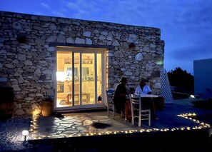 Outdoor dining - Cosy open plan studio for couples or singles (Alyki)
