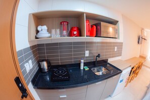 Geladeira, micro-ondas, cooktop, torradeira