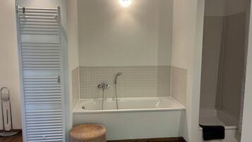 Suíte estúdio standard | Banheiro | Secador de cabelo, roupões de banho, toalhas de banho, sabonete