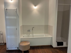 Suite Studio Standard | Salle de bain | SĂšche-cheveux, peignoirs, serviettes fournies, savon