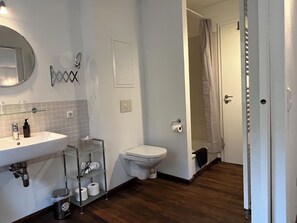 Suite Standard | Salle de bain | Séchoir à cheveux, peignoirs, serviettes fournies, savon
