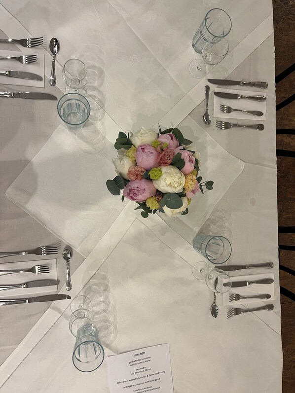 A table set for a meal with a menu in the center. - Park Residenz Bei Wu (Wesenberg)