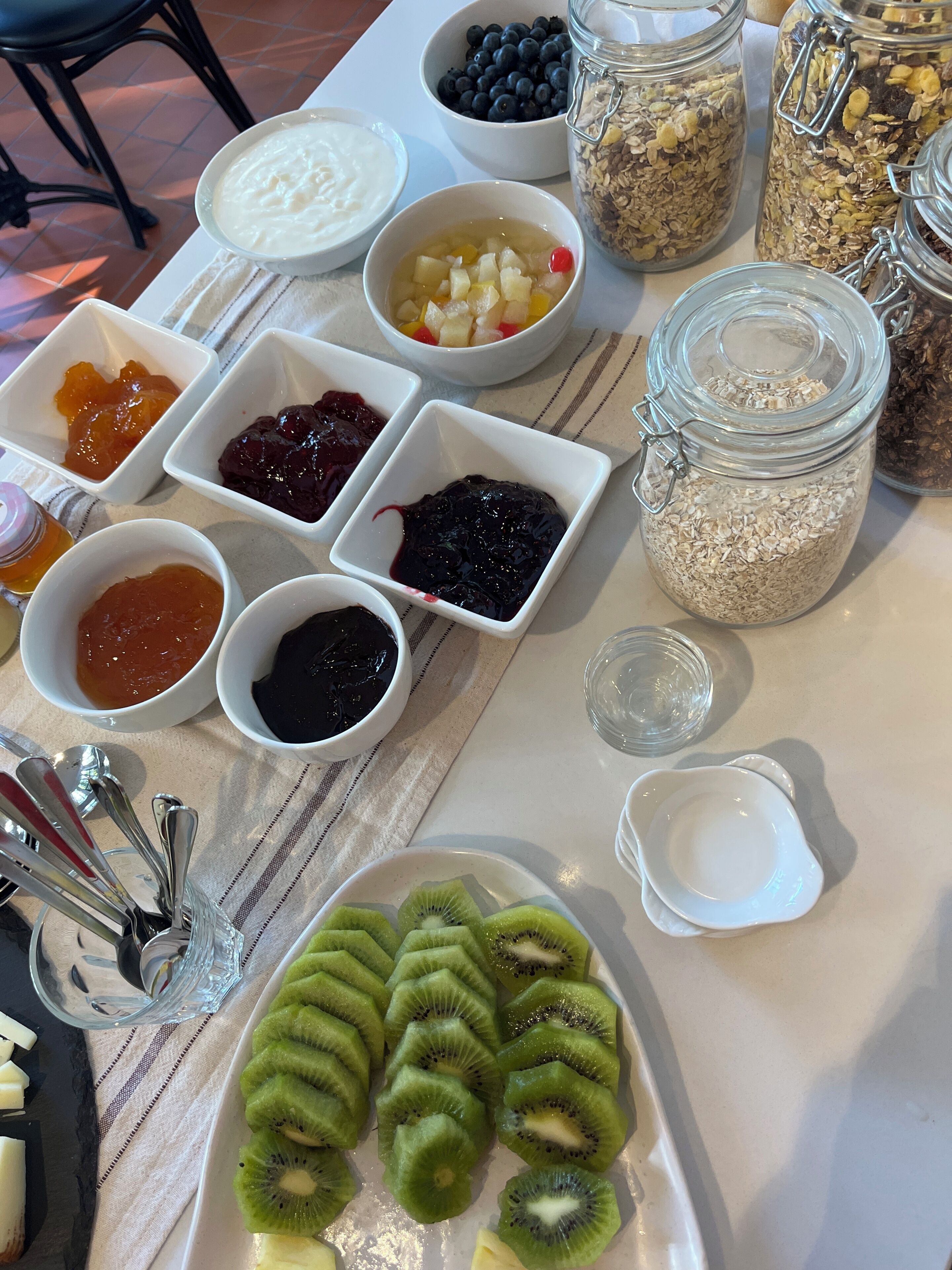 Een tafel met verschillende soorten eten en bestek.