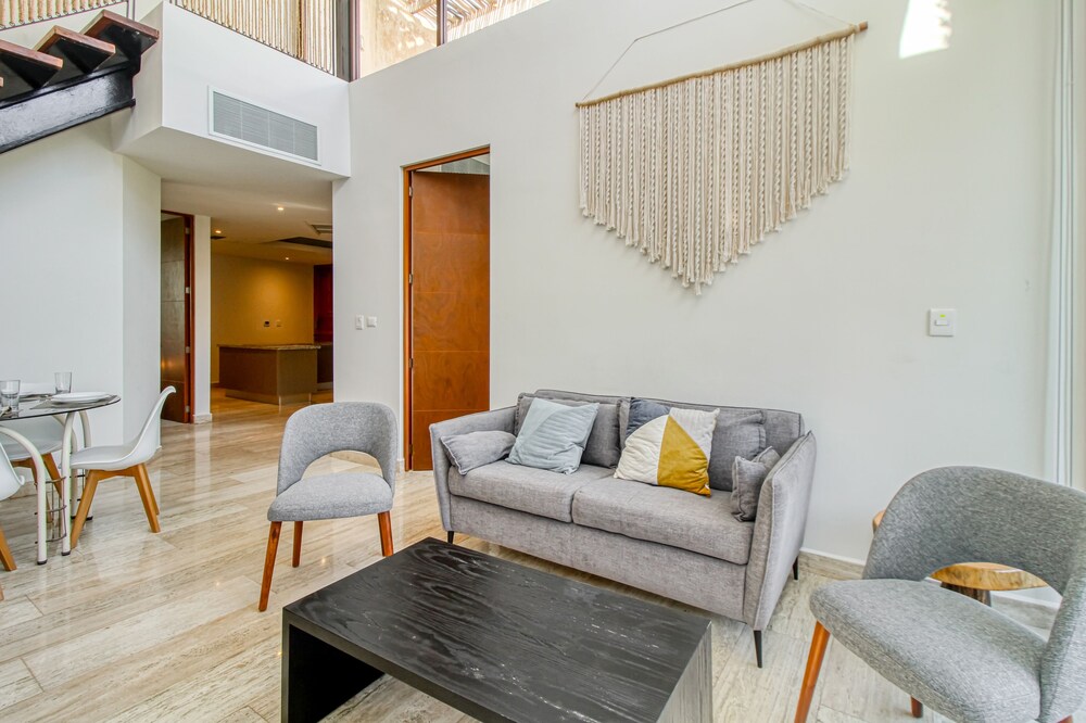 Tropical retreat with a balcony, hot tub, AC, and lovely views - pool access