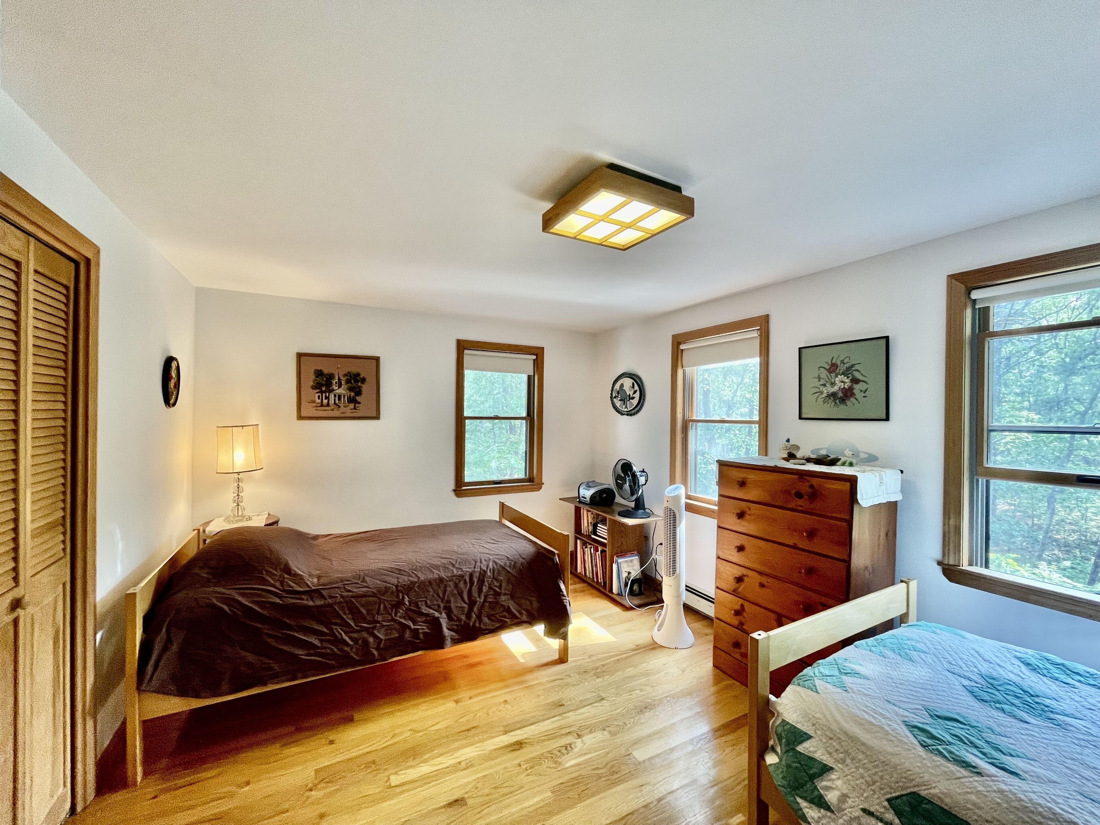 3 bedrooms, desk, iron/ironing board, travel cot