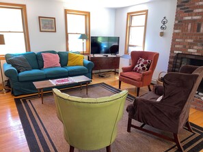 TV connectée, livres, chaîne hi-fi