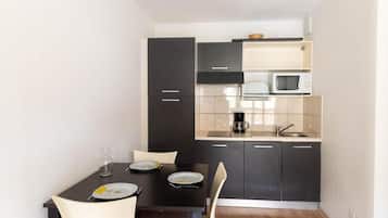 Jääkaappi, mikroaaltouuni, kahvin-/teenkeitin, leivänpaahdin