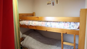 Un lit superposé avec un matelas à motifs et un matelas uni de couleur grise en dessous.