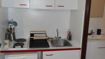 Een koelkast, een koffiezetapparaat/waterkoker