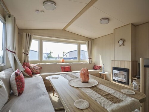 Lighthouse Retreat - A stones throw from West Mersea beach