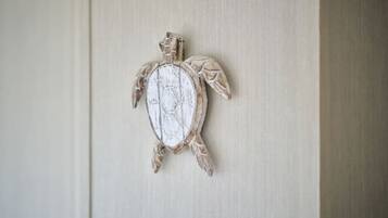 Una decoración de tortuga montada en la pared.