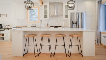 Chalet Deluxe | Cuisine privée | Grand réfrigérateur, micro-ondes, four, lave-vaisselle