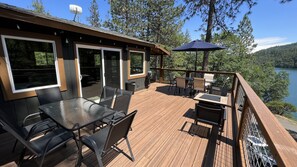 Outdoor dining - Breathtaking Lakeview - Clean, Cozy, Deck, Kayaks - Shasta Lakeshore Retreat #9 (Lakehead)