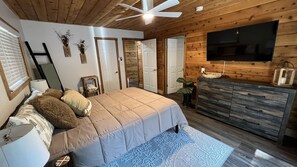 3 bedrooms, iron/ironing board, free WiFi, bed sheets - Breathtaking Lakeview - Clean, Cozy, Deck, Kayaks - Shasta Lakeshore Retreat #9 (Lakehead)