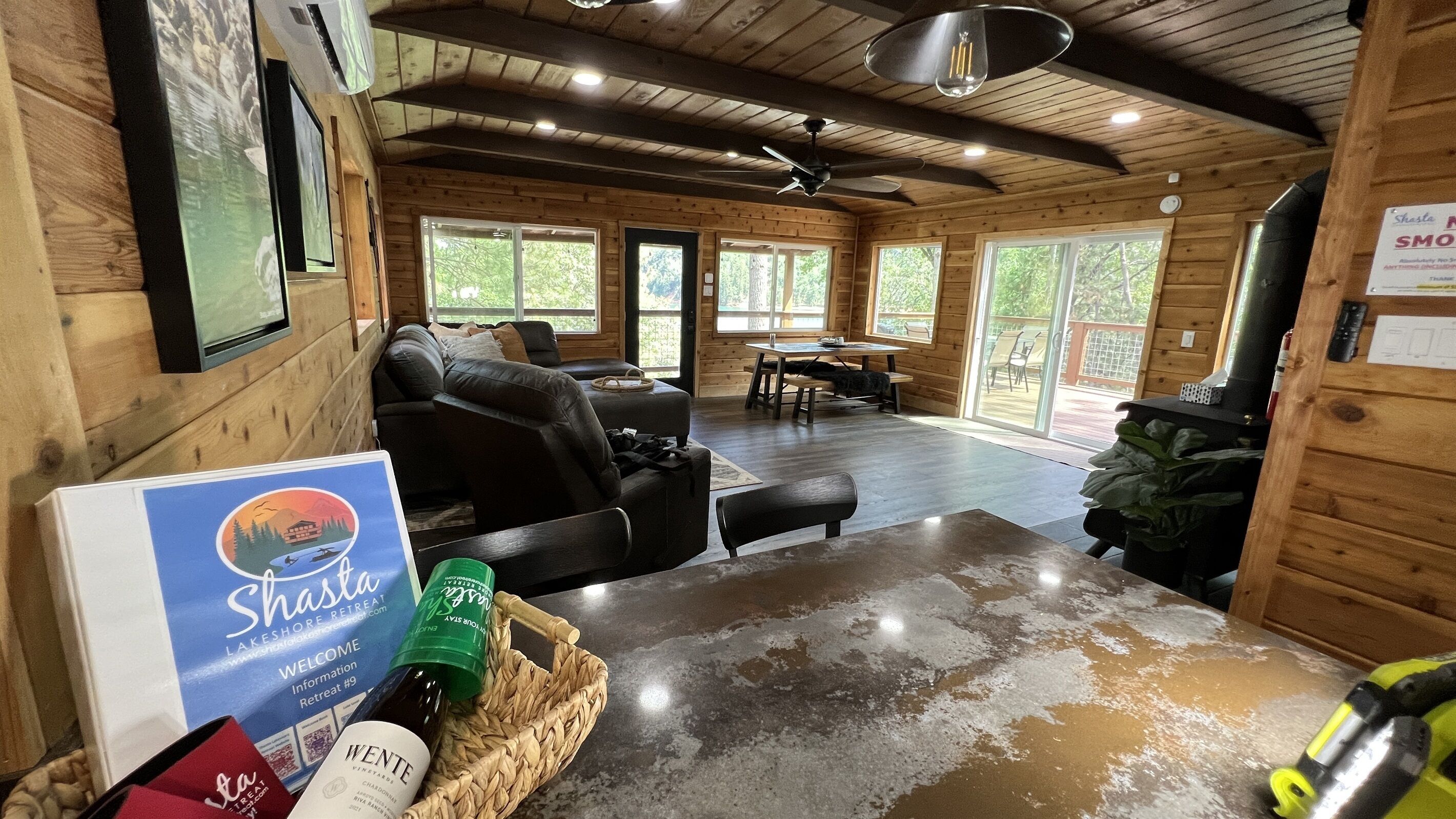 Una Smart TV, un reproductor estéreo