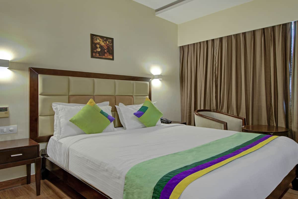 Standard Double Room | In-room safe, desk, iron/ironing board