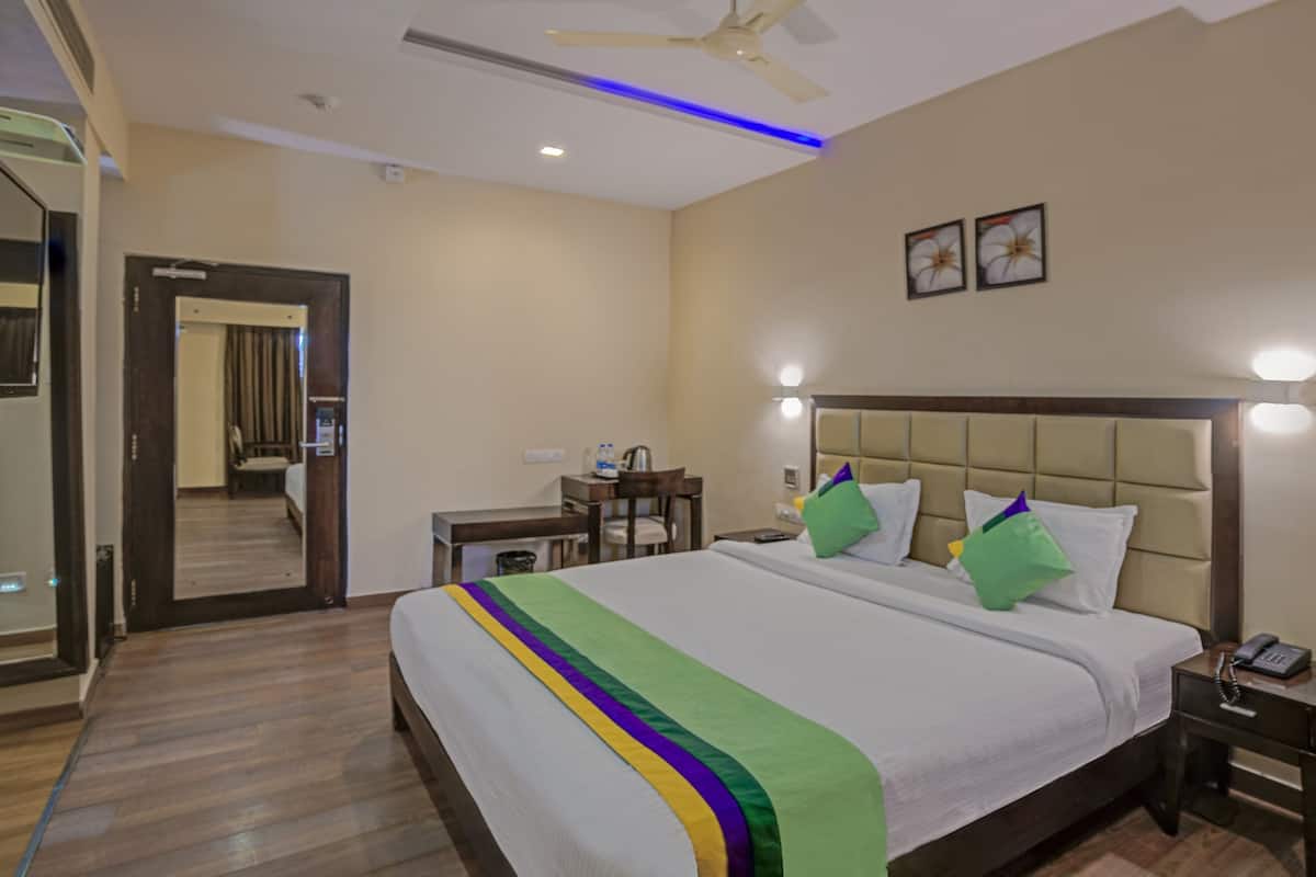 Deluxe Double Room | In-room safe, desk, iron/ironing board