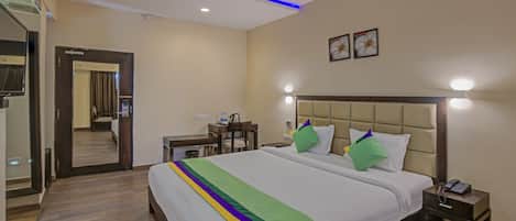 Deluxe Double Room | In-room safe, desk, iron/ironing board