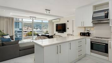 Design Apartment | Private kitchen | Fridge, microwave, oven, stovetop