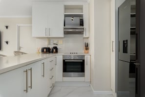 Design Apartment | Private kitchen | Fridge, microwave, oven, stovetop