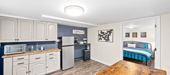 King Suite near APSU & Downtown