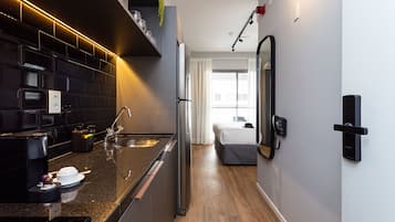 Sudio Casal | Private kitchen | Full-size fridge, microwave, stovetop, cookware/dishes/utensils