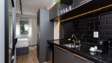 Sudio Casal | Private kitchen | Full-sized fridge, microwave, stovetop, cookware/dishes/utensils