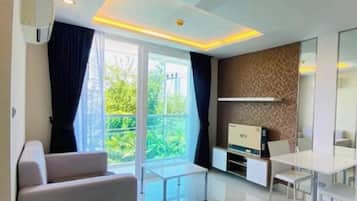 Deluxe-Apartment, Veranda, Stadtblick | Wohnbereich