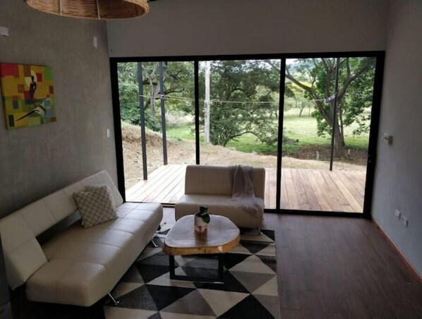 Een smart-tv, een open haard en een computerscherm