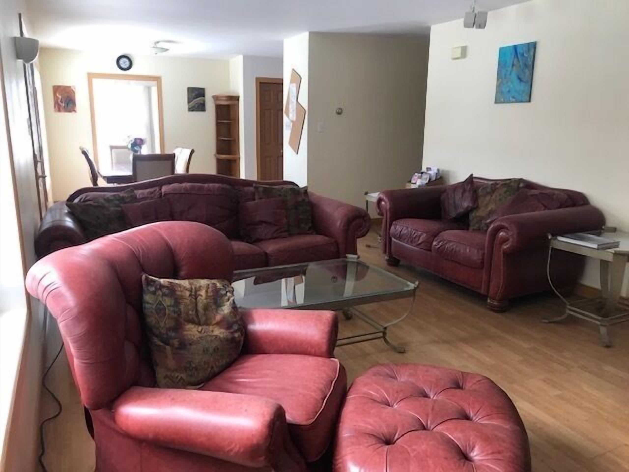 Lakeside Luxury, 4 bedrooms, 2 bath, sleeps 10. Outdoor Grill, Kayaks, Firepit.